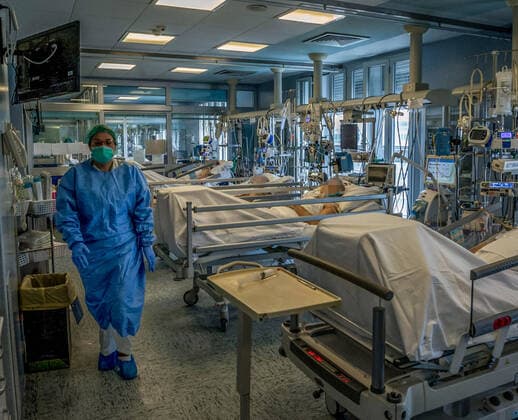 Cremona. Cremona Hospital Intensive Care for the most serious patients infected with the COVID19 Coronavirus virus doctors during the administration of drugs for therapy (Carlo Cozzoli Fotogramma, Cremona - 2020-03-23) p.s. la foto e utilizzabile nel rispetto del contesto in cui e stata scattata, e senza intento diffamatorio del decoro delle persone rappresentate  Copyright: xCarloxCozzolix xFOTOGRAMMAx
