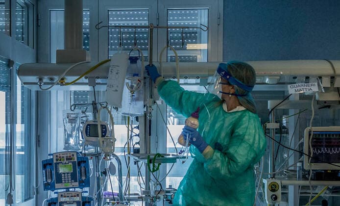 Cremona. Cremona Hospital Intensive Care for the most serious patients infected with the COVID19 Coronavirus virus doctors during the administration of drugs for therapy (Carlo Cozzoli Fotogramma, Cremona - 2020-03-23) p.s. la foto e utilizzabile nel rispetto del contesto in cui e stata scattata, e senza intento diffamatorio del decoro delle persone rappresentate  Copyright: xCarloxCozzolix xFOTOGRAMMAx