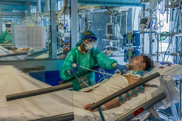 Cremona. Cremona Hospital Intensive Care for the most serious patients infected with the COVID19 Coronavirus virus doctors during the administration of drugs for therapy (Carlo Cozzoli Fotogramma, Cremona - 2020-03-23) p.s. la foto e utilizzabile nel rispetto del contesto in cui e stata scattata, e senza intento diffamatorio del decoro delle persone rappresentate  Copyright: xCarloxCozzolix xFOTOGRAMMAx