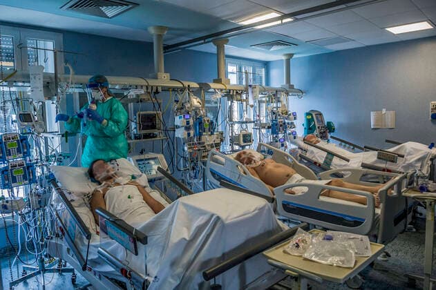 Cremona. Cremona Hospital Intensive Care for the most serious patients infected with the COVID19 Coronavirus virus doctors during the administration of drugs for therapy (Carlo Cozzoli Fotogramma, Cremona - 2020-03-23) p.s. la foto e utilizzabile nel rispetto del contesto in cui e stata scattata, e senza intento diffamatorio del decoro delle persone rappresentate  Copyright: xCarloxCozzolix xFOTOGRAMMAx