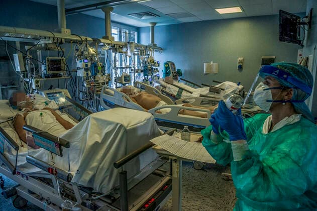 Bilder des Jahres 2020, News 03 März News Themen der Woche KW13 News Bilder des Tages Cremona. Cremona Hospital Intensive Care for the most serious patients infected with the COVID19 Coronavirus virus doctors during the administration of drugs for therapy (Carlo Cozzoli Fotogramma, Cremona - 2020-03-23) p.s. la foto e utilizzabile nel rispetto del contesto in cui e stata scattata, e senza intento diffamatorio del decoro delle persone rappresentate  Copyright: xCarloxCozzolix xFOTOGRAMMAx