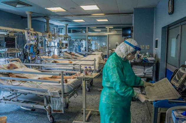 Cremona. Cremona Hospital Intensive Care for the most serious patients infected with the COVID19 Coronavirus virus doctors during the administration of drugs for therapy (Carlo Cozzoli Fotogramma, Cremona - 2020-03-23) p.s. la foto e utilizzabile nel rispetto del contesto in cui e stata scattata, e senza intento diffamatorio del decoro delle persone rappresentate  Copyright: xCarloxCozzolix xFOTOGRAMMAx