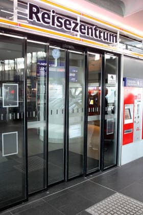 Hauptbahnhof Berlin amm 23.03.2020 Der Berliner Hauptbahnhof ist, einen Tag nach Inkrafttreten der neuen politischen Regelungen zum gesellschaftlichen Umgang mit COVID- 19, menschenleer. Nur vereinzelte Geschäfte haben geöffnet. Das Reisezentrum ist geschlossen. Normaler Weise ist der Bahnhof an einem Montag um die Mittagszeit voll besucht. Jetzt sind die Gänge und Roltreppen verwaist und leer. Kein Gedränge und die Massnahmen scheinen zu wirken. Berlin Berlin Deutschland