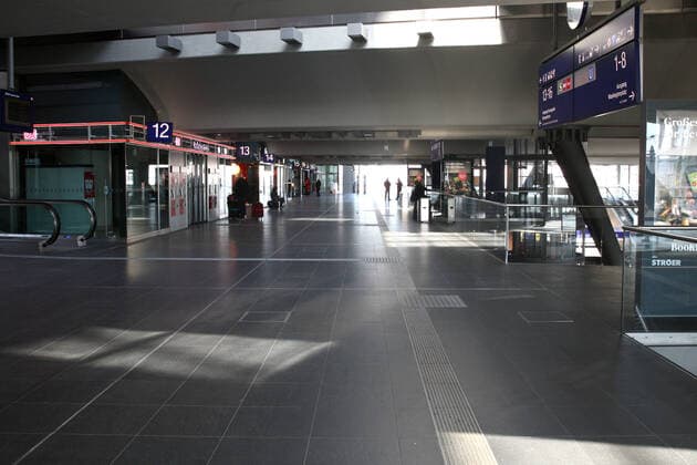 Hauptbahnhof Berlin amm 23.03.2020 Der Berliner Hauptbahnhof ist, einen Tag nach Inkrafttreten der neuen politischen Regelungen zum gesellschaftlichen Umgang mit COVID- 19, menschenleer. Nur vereinzelte Geschäfte haben geöffnet. Das Reisezentrum ist geschlossen. Normaler Weise ist der Bahnhof an einem Montag um die Mittagszeit voll besucht. Jetzt sind die Gänge und Roltreppen verwaist und leer. Kein Gedränge und die Massnahmen scheinen zu wirken. Berlin Berlin Deutschland