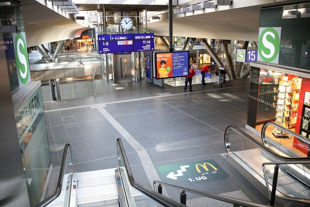 Hauptbahnhof Berlin amm 23.03.2020 Der Berliner Hauptbahnhof ist, einen Tag nach Inkrafttreten der neuen politischen Regelungen zum gesellschaftlichen Umgang mit COVID- 19, menschenleer. Nur vereinzelte Geschäfte haben geöffnet. Das Reisezentrum ist geschlossen. Normaler Weise ist der Bahnhof an einem Montag um die Mittagszeit voll besucht. Jetzt sind die Gänge und Roltreppen verwaist und leer. Kein Gedränge und die Massnahmen scheinen zu wirken. Berlin Berlin Deutschland