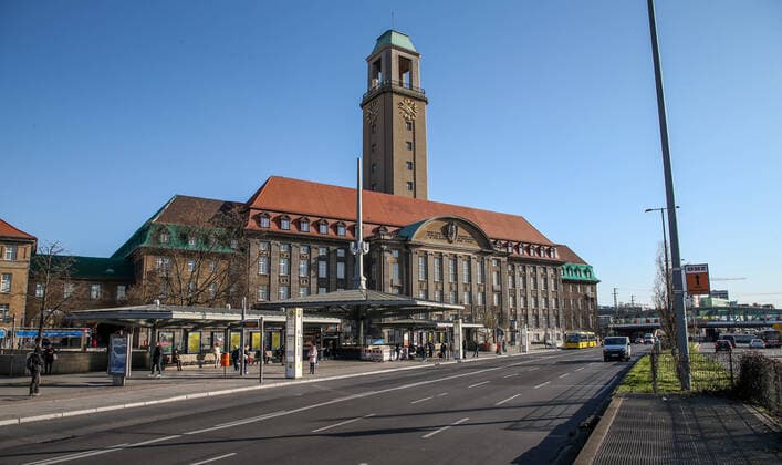 Coronavirus in Berlin Berlin, 23.03.2020, Rathaus Spandau. Wegen des Coronavirus zeigen sich der Vorplatz vor dem Rathaus und die Bushaltestellen ungewoehnlich Menschenleer. Auf der Strasse ist wenig Verkehr und wenige Fussgaenger kreuzen mit grossem Abstand. Berlin Berlin Deutschland Rathaus Spandau