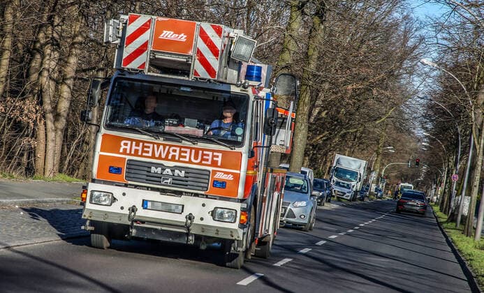 Feuerwehr im Einsatz Berlin, 23.03.2020, Leiterwagen der Berliner Feuerwehr faehrt auf einer Strasse zu einem Einsatz Berlin Berlin Deutschland
