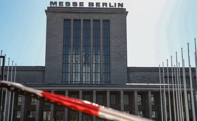 Coronavirus in Berlin Berlin, 23.03.2020, Messegelaende. Auf dem Gelaende der Messe Berlin entsteht in Halle 26 das Corona-Behandlungszentrum Jaffestrasse. In dieser Woche wird die Halle als Corona-Krankenhaus umgebaut, um etwa 1000 Patienten mit dem Coronavirus behandeln zu koennen. Dies soll die bestehenden Kliniken waehrend der COVID-19 Pandemie entlasten. Berlin Berlin Deutschland Messe Halle 26