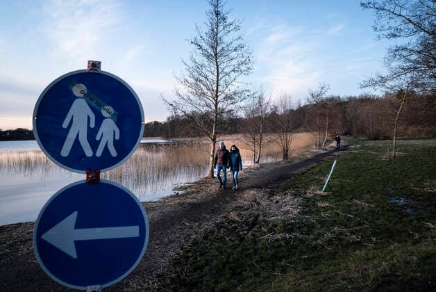 COVID-19: Fodgaengertrafikken paa stien rundt om Soendersoe i Vaerloese er efter koebenhavnsk forbillede blevet ensrettet, mandag den 23. marts 2020. . , Copenhagen Denmark