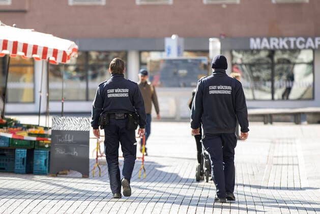 Wuerzburg, City, 23.03.2020, Coronavirus, Katastrophenfall in Bayern, Ausgangsbeschraenkungen Bild: Ordnungsamt ueberwacht die Ausgangsbeschraenkung des Bayerischen Staatsministeriums für Gesundheit und Pflege Copyright: HMBxMedia xHeikoxBecker