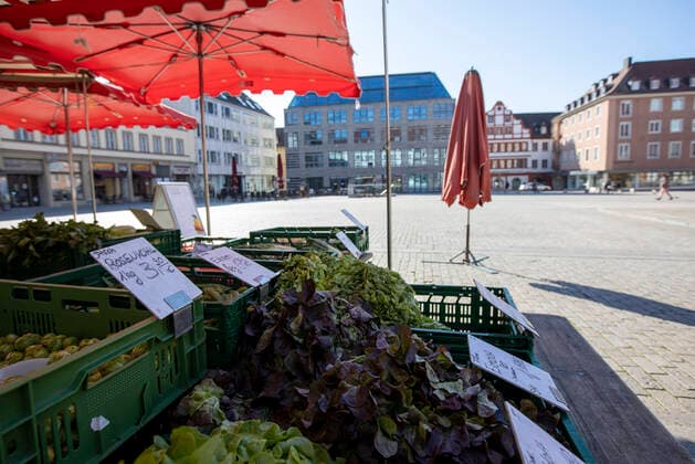 Wuerzburg, City, 23.03.2020, Coronavirus, Katastrophenfall in Bayern, Ausgangsbeschraenkungen Bild: Die Bauernmarktstaende am Marktplatz leiden unter der Ausgangsbeschraenkungen Copyright: HMBxMedia xHeikoxBecker