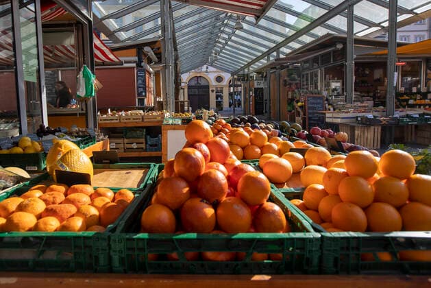 Wuerzburg, City, 23.03.2020, Coronavirus, Katastrophenfall in Bayern, Ausgangsbeschraenkungen Bild: Die Bauernmarktstaende am Marktplatz leiden unter der Ausgangsbeschraenkungen Copyright: HMBxMedia xHeikoxBecker