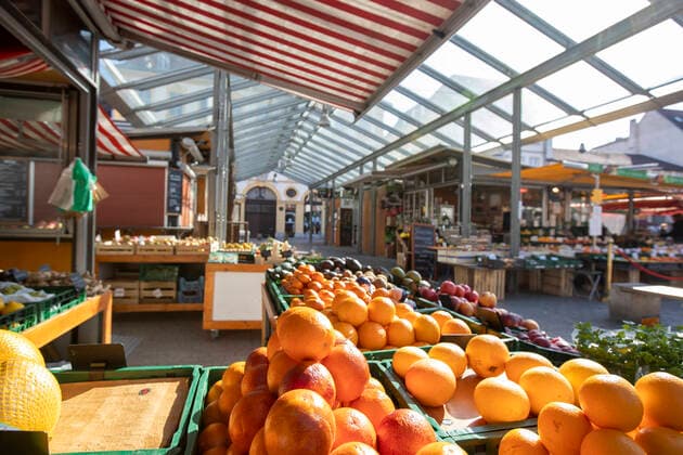 Wuerzburg, City, 23.03.2020, Coronavirus, Katastrophenfall in Bayern, Ausgangsbeschraenkungen Bild: Die Bauernmarktstaende am Marktplatz leiden unter der Ausgangsbeschraenkungen Copyright: HMBxMedia xHeikoxBecker