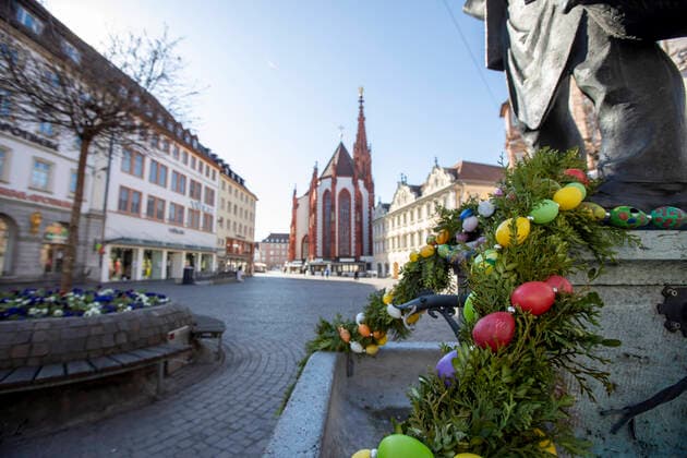 Wuerzburg, City, 23.03.2020, Coronavirus, Katastrophenfall in Bayern, Ausgangsbeschraenkungen Bild: Der Leere Marktplatz ist schon mit Osterschmuck geschmueckt Copyright: HMBxMedia xHeikoxBecker