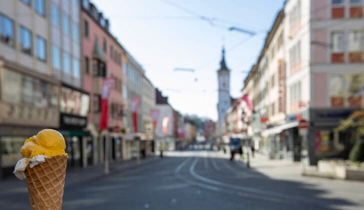 Wuerzburg, City, 23.03.2020, Coronavirus, Katastrophenfall in Bayern, Ausgangsbeschraenkungen Bild: Ein Eis bei strahlendem Sonnenschein, im Hintergrund die Leere Domstrasse, die norml um diese Zeit belebt waere Copyright: HMBxMedia xHeikoxBecker