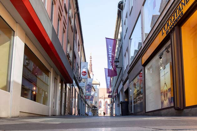 Wuerzburg, City, 23.03.2020, Coronavirus, Katastrophenfall in Bayern, Ausgangsbeschraenkungen Bild: Die Hotspots in Wuerzburg sind bei strahlendem Sonnenschein menschenleer, auch in den Gassen sind keinen Menschen unterwegs Copyright: HMBxMedia xHeikoxBecker