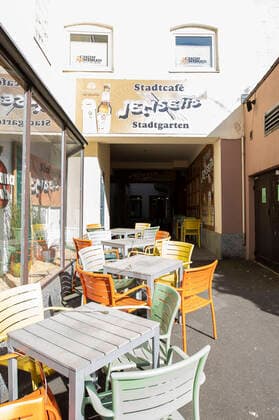 Wuerzburg, City, 23.03.2020, Coronavirus, Katastrophenfall in Bayern, Ausgangsbeschraenkungen Bild: Die Hotspots in Wuerzburg sind bei strahlendem Sonnenschein menschenleer, auch in den Gassen sind keinen Menschen unterwegs Copyright: HMBxMedia xHeikoxBecker
