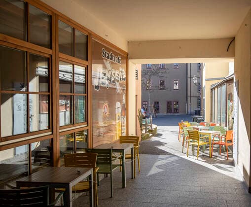 Wuerzburg, City, 23.03.2020, Coronavirus, Katastrophenfall in Bayern, Ausgangsbeschraenkungen Bild: Die Hotspots in Wuerzburg sind bei strahlendem Sonnenschein menschenleer, auch in den Gassen sind keinen Menschen unterwegs Copyright: HMBxMedia xHeikoxBecker