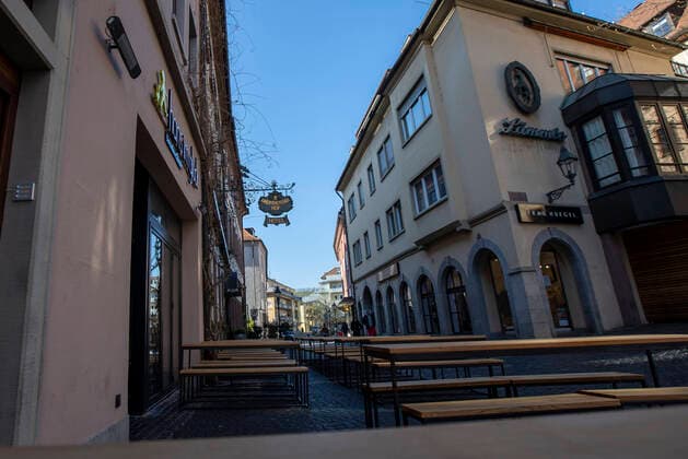 Wuerzburg, City, 23.03.2020, Coronavirus, Katastrophenfall in Bayern, Ausgangsbeschraenkungen Bild: Die Hotspots in Wuerzburg sind bei strahlendem Sonnenschein menschenleer, auch in den Gassen sind keinen Menschen unterwegs Copyright: HMBxMedia xHeikoxBecker