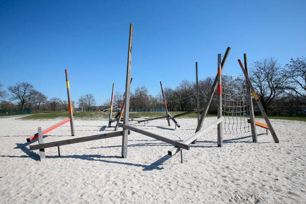 23.03.2020, xtgx, Auswirkungen des Corona Virus in Wolfsburg, Spielplatz im Allerpark, der nicht betreten werden darf Wolfsburg