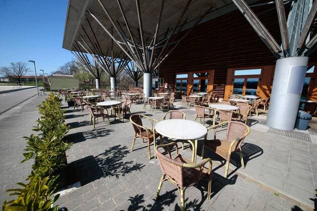 23.03.2020, xtgx, Auswirkungen des Corona Virus in Wolfsburg, leere Stuehle am Kolumbianischen Pavillon am Allersee, in Niedersachsen muessen alle Restaurants und Cafes zur Eindaemmung des Corona Virus geschlossen werden Wolfsburg