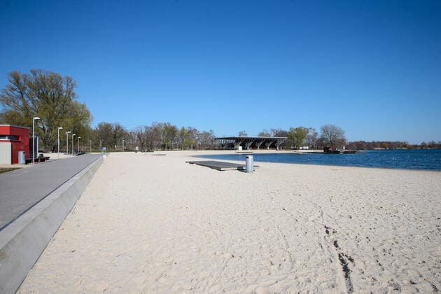 23.03.2020, xtgx, Auswirkungen des Corona Virus in Wolfsburg, leerer Strand am Allersee. Die Stadt Wolfsburg hat ein Betretungsverbot fuer den gesamten Allerpark ausgeprochen Wolfsburg