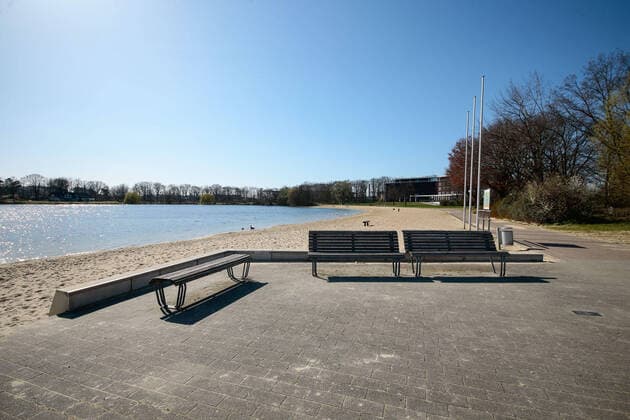 23.03.2020, xtgx, Auswirkungen des Corona Virus in Wolfsburg, leerer Strand am Allersee. Die Stadt Wolfsburg hat ein Betretungsverbot fuer den gesamten Allerpark ausgeprochen Wolfsburg