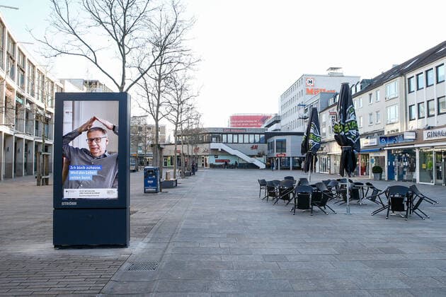 23.03.2020, xtgx, Auswirkungen des Corona Virus in Wolfsburg, in der voellig leeren Fussgaengerzone vor der City Galerie wirbt eine Anzeige mit Guenther Jauch dafuer, zuhause zu bleiben Wolfsburg