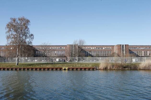 23.03.2020, xtgx, Auswirkungen des Corona Virus in Wolfsburg, Blick auf das Wolfsburger VW Werk. Volkswagen hat die Produktion bis auf weiteres eingestellt. Wolfsburg