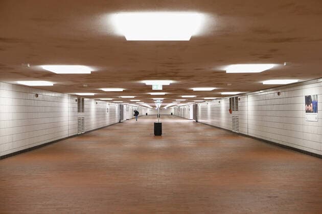 23.03.2020, xtgx, Auswirkungen des Corona Virus in Wolfsburg, leerer Tunnel zum Wolfsburger VW Werk, Volkswagen hat die Produktion bis auf weiteres eingestellt Wolfsburg
