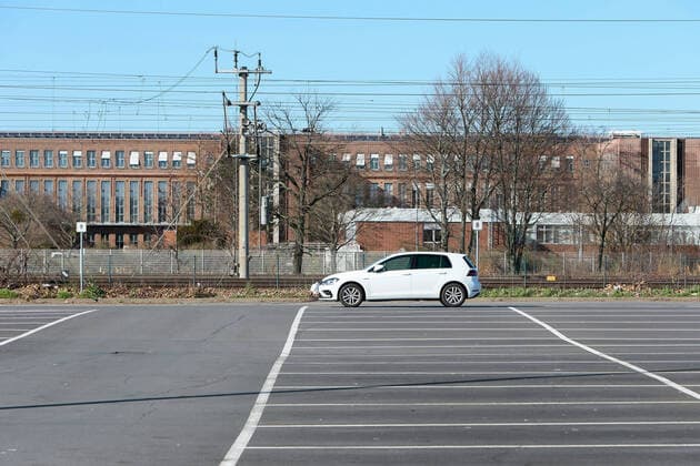 23.03.2020, xtgx, Auswirkungen des Corona Virus in Wolfsburg, ein einzelner Golf steht auf dem leeren Parkplatz des Wolfsburger VW Werkes, Volkswagen hat die Produktion eingestellt Wolfsburg