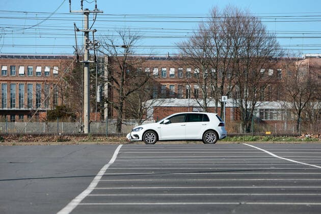 23.03.2020, xtgx, Auswirkungen des Corona Virus in Wolfsburg, ein einzelner Golf steht auf dem leeren Parkplatz des Wolfsburger VW Werkes, Volkswagen hat die Produktion eingestellt Wolfsburg *** 23 03 2020, xtgx, Effects of the Corona Virus in Wolfsburg, a single Golf is parked on the empty parking lot of the VW plant in Wolfsburg, Volkswagen has stopped production Wolfsburg