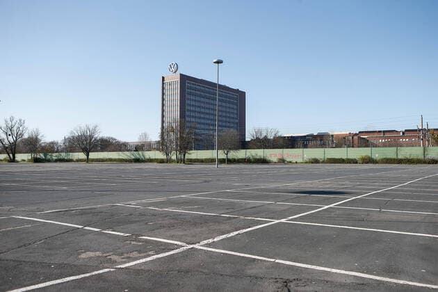 News Bilder des Tages 23.03.2020, xtgx, Auswirkungen des Corona Virus in Wolfsburg, leerer Parkplatz vor dem Wolfsburger VW Werk, Volkswagen hat die Produktion eingestellt Wolfsburg