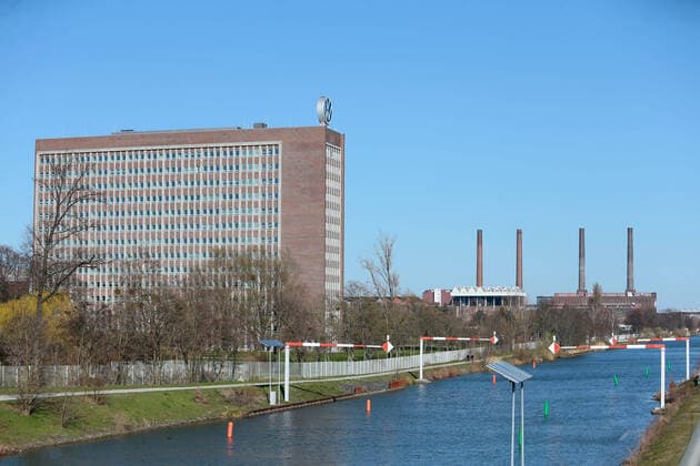 23.03.2020, xtgx, Auswirkungen des Corona Virus in Wolfsburg, Symbolfoto, Symbolbild, VW, Volkswagen, Logo, Verwaltungshochhaus Wolfsburg