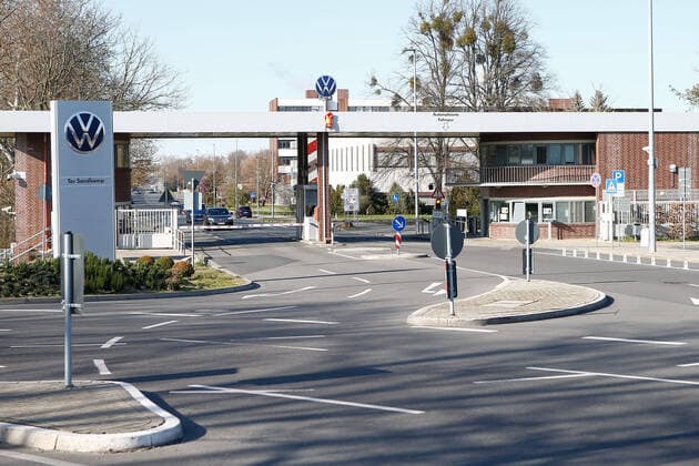 23.03.2020, xtgx, Auswirkungen des Corona Virus in Wolfsburg, Zufahrt zum Wolfsburger VW Werk, Volkswagen hat wegen des Corona Virus die Produktion eingestellt Wolfsburg