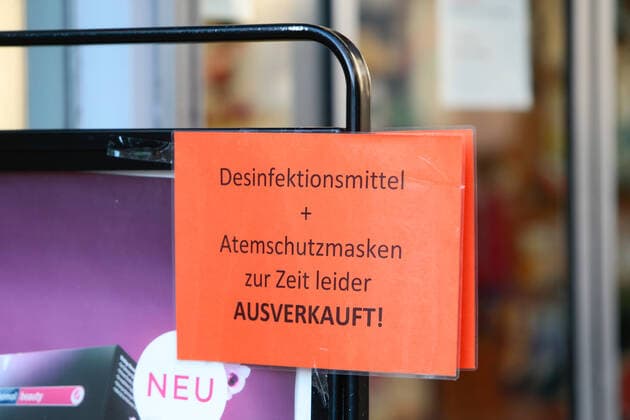 23.03.2020, xtgx, Auswirkungen des Corona Virus in Wolfsburg, Hinweisschild an einer Apotheke, Desinfektionsmittel und Atemschutzmasken ausverkauft, Desinfektion, Masken, Schutzmasken Wolfsburg