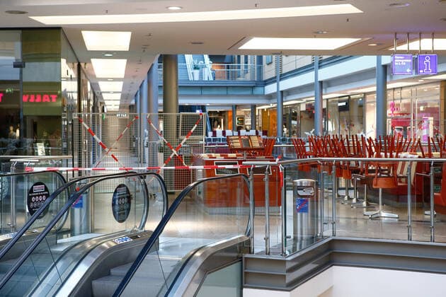 23.03.2020, xtgx, Auswirkungen des Corona Virus in Wolfsburg, Absperrungen und leere Gastronomie in der City Galerie in Wolfsburg Wolfsburg