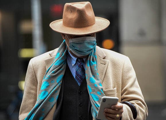 March 23, 2020, New York Manhattan, USA: Business man wearing mask waking through the empty streets of wall St. After NYC Authorities ordered to stay New Yorkers to stay home except for those providing essential services. 03 23 20. New York Manhattan Wall ST. . New York Manhattan USA - ZUMAs252 20200323_znp_s252_041 Copyright: xMarcusxSantosx
