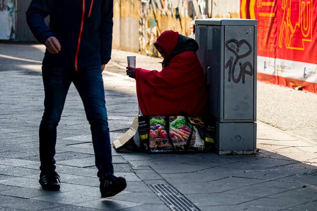 Ein Obdachloser bittet um Geld am Alexanderplatz in Berlin am 23. Maerz 2020. Um die Verbreitung des Coronavirus (COVID-19) zu verlangsamen beschlossen Bund und Laender weitere Restriktionen. Nachdem Museen, Theatern, Sportveranstaltungen usw verboten wurden sind ab heute Versammlungen mit mehr als zwei Personen in der Oeffentlichkeit grundsaetzlich verboten. Restaurants koennen zum Beispiel nur nich Abholung anbieten. Obdachlose gelten als besonders schutzlos gegen der Coronavirus-Krise. Oeffentliches Leber weiter in Berlin wegen Coronavirus eingeschraenkt