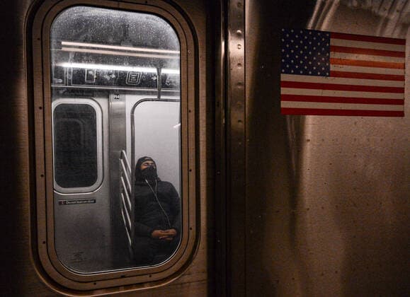 March 23, 2020, New York Manhattan, USA: Man using mask sleeping in the subway. Empty 4 train in rush hour . After NYC Authorities ordered to stay New Yorkers to stay home except for those providing essential services. 03 23 20. New York Manhattan Q subway . . New York Manhattan USA - ZUMAs252 20200323_znp_s252_008 Copyright: xMarcusxSantosx