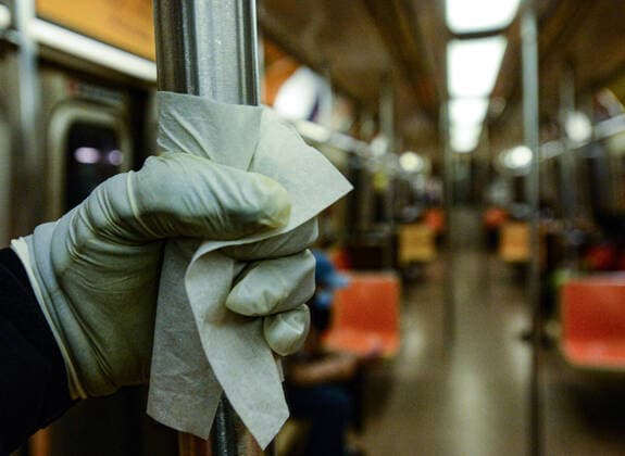News Bilder des Tages March 23, 2020, New York Manhattan, USA: Man in gloves holding pole. Empty Q subway in rush hour . After NYC Authorities ordered to stay New Yorkers to stay home except for those providing essential services. 03 23 20. New York Manhattan Q subway . . New York Manhattan USA - ZUMAs252 20200323_znp_s252_005 Copyright: xMarcusxSantosx