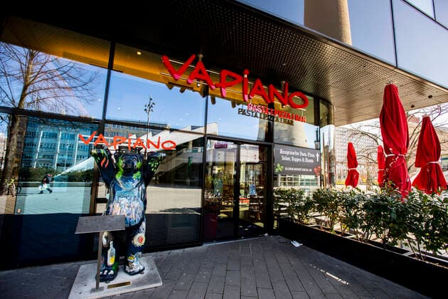 Der Eingang einer FIliale der Restaurantkette Vapiano in Berlin am 23. Maerz 2020. Um die Verbreitung des Coronavirus (COVID-19) zu verlangsamen beschlossen Bund und Laender weitere Restriktionen. Nachdem Museen, Theatern, Sportveranstaltungen usw verboten wurden sind ab heute Versammlungen mit mehr als zwei Personen in der Oeffentlichkeit grundsaetzlich verboten. Restaurants koennen zum Beispiel nur nich Abholung anbieten. Vapiano hat vor einigen Tagen Insolvenz gemeldet. Oeffentliches Leber weiter in Berlin wegen Coronavirus eingeschraenkt