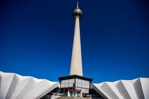 Der geschlossenen Eingang von Koerperwelten am Alexanderplatz in Berlin am 23. Maerz 2020. Um die Verbreitung des Coronavirus (COVID-19) zu verlangsamen beschlossen Bund und Laender weitere Restriktionen. Nachdem Museen, Theatern, Sportveranstaltungen usw verboten wurden sind ab heute Versammlungen mit mehr als zwei Personen in der Oeffentlichkeit grundsaetzlich verboten. Restaurants koennen zum Beispiel nur nich Abholung anbieten. Oeffentliches Leber weiter in Berlin wegen Coronavirus eingeschraenkt