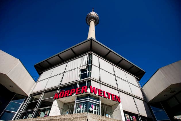 Der geschlossenen Eingang von Koerperwelten am Alexanderplatz in Berlin am 23. Maerz 2020. Um die Verbreitung des Coronavirus (COVID-19) zu verlangsamen beschlossen Bund und Laender weitere Restriktionen. Nachdem Museen, Theatern, Sportveranstaltungen usw verboten wurden sind ab heute Versammlungen mit mehr als zwei Personen in der Oeffentlichkeit grundsaetzlich verboten. Restaurants koennen zum Beispiel nur nich Abholung anbieten. Oeffentliches Leber weiter in Berlin wegen Coronavirus eingeschraenkt