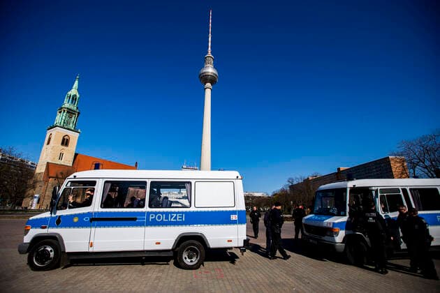 Polizeienheiten und Wagen am Alexanderplatz in Berlin am 23. Maerz 2020. Um die Verbreitung des Coronavirus (COVID-19) zu verlangsamen beschlossen Bund und Laender weitere Restriktionen. Nachdem Museen, Theatern, Sportveranstaltungen usw verboten wurden sind ab heute Versammlungen mit mehr als zwei Personen in der Oeffentlichkeit grundsaetzlich verboten. Restaurants koennen zum Beispiel nur nich Abholung anbieten. Oeffentliches Leber weiter in Berlin wegen Coronavirus eingeschraenkt
