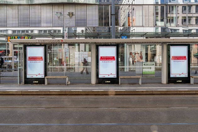 23.03.2020, Berlin, Deutschland, GER - Impressionen aus Berlin während der Ausgangsbeschränkung: Hinweise an einer Werbetafel zum Coronavirus.