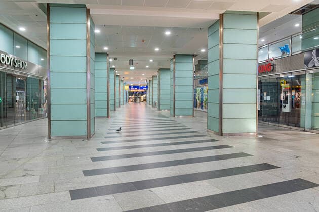 23.03.2020, Berlin, Deutschland, GER - Impressionen aus Berlin während der Ausgangsbeschränkung: Menschenleere Einkaufspassage im Bahnhof Friedrichstraße.