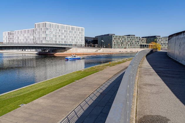 23.03.2020, Berlin, Deutschland, GER - Impressionen aus Berlin während der Ausgangsbeschränkung: Polizeiboot patroulliert auf der leeren Spree.