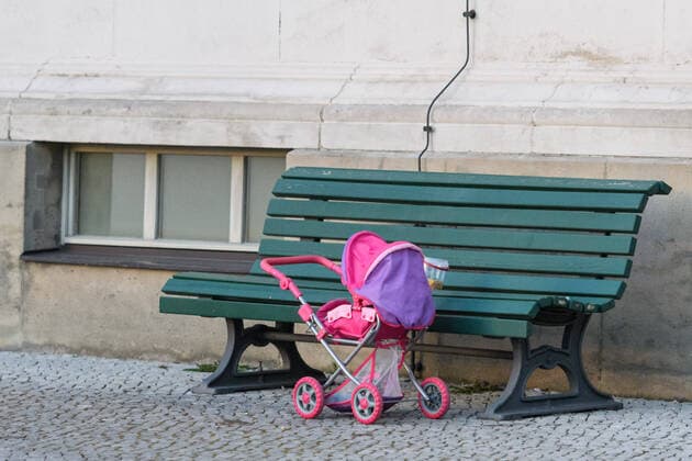 Coronavirus, Eindrücke aus Potsdam Deutschland, Potsdam - 23.03.2020: Im Bild ist ein Kinderwagen vor einer Bank zu sehen. Potsdam Brandenburg Deutschland