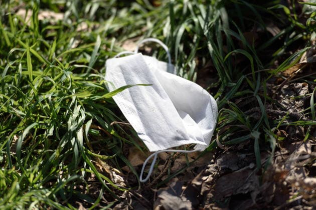 Coronavirus, Eindrücke aus Potsdam Deutschland, Potsdam - 23.03.2020: Im Bild ist eine Schutzmaske im Gras zu sehen. Potsdam Brandenburg Deutschland